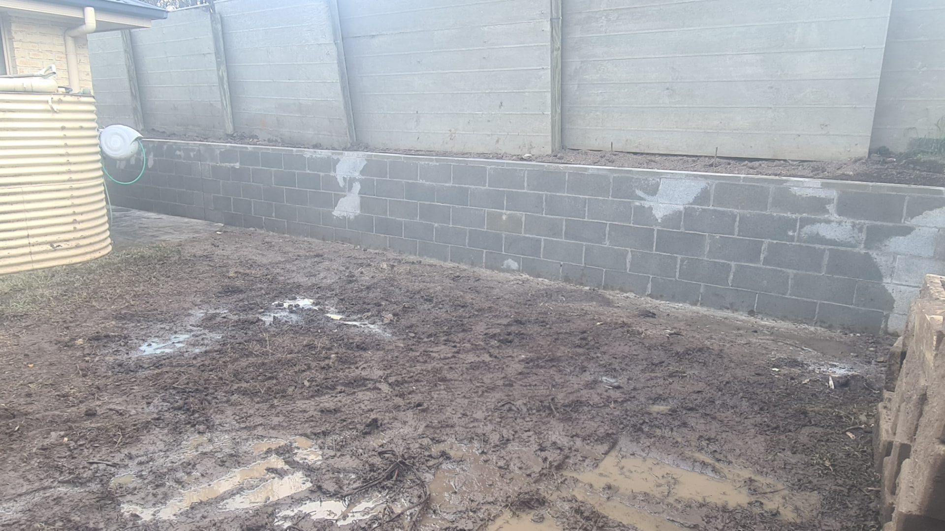 Besser Block Retaining Walls under construction on an Illawarra site by Retain by Theo