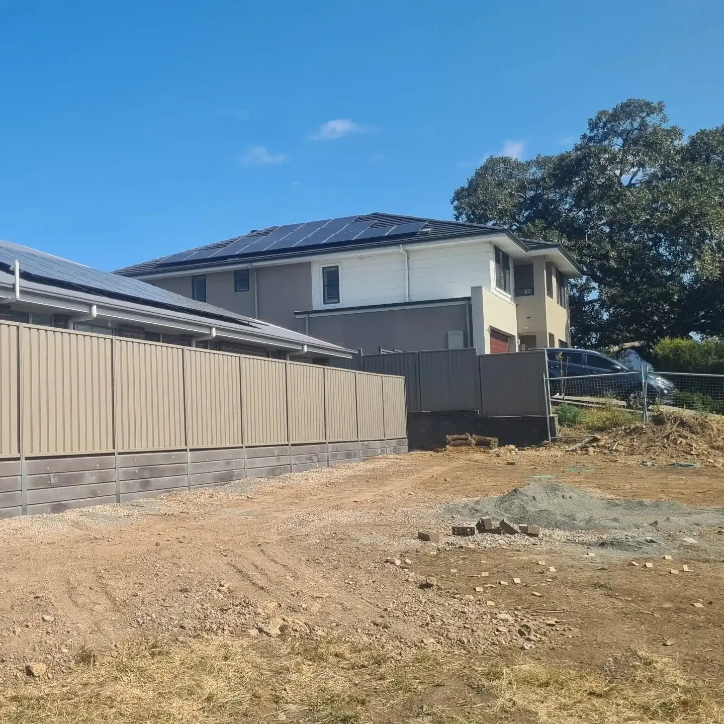 Finished retaining wall and landscaped yard completed by Retain by Theo in Figtree