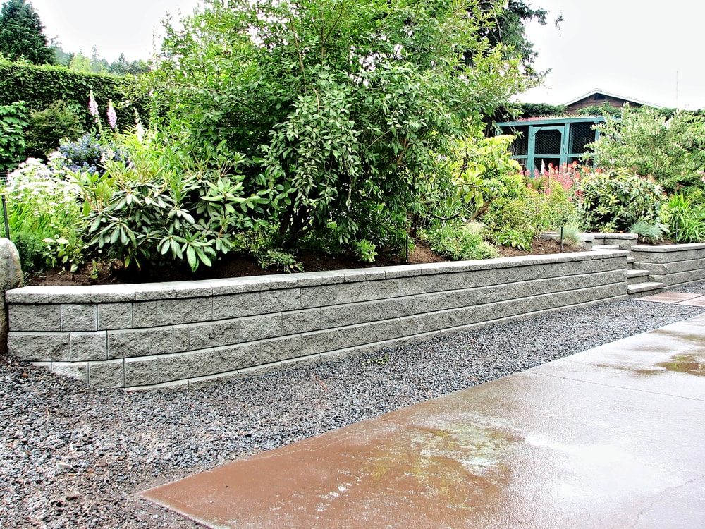 Finished retaining wall and landscaped yard completed by Retain by Theo in Calderwood